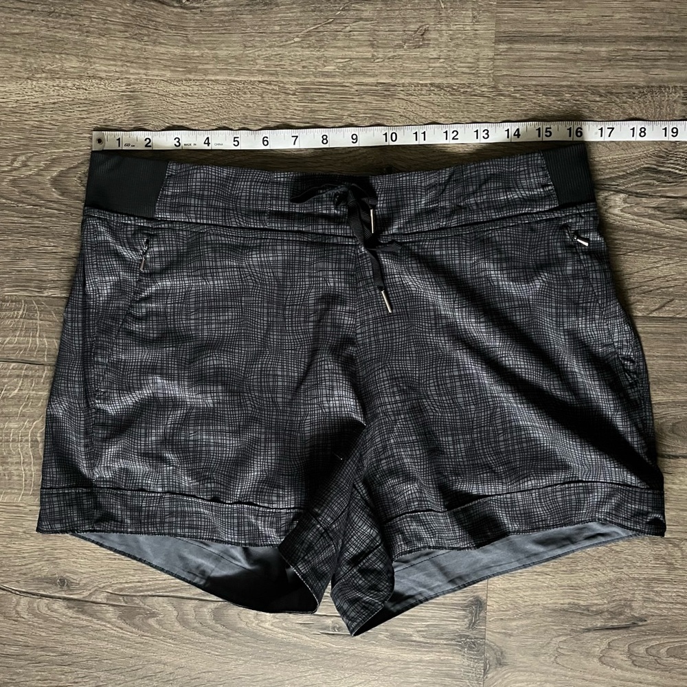 CALIA by Carrie Underwood ‘Anywhere’ print shorts size medium - Picture 5 of 6